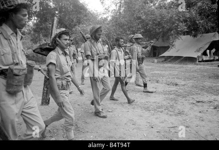 Una vasta area del Pakistan orientale il territorio è sotto il controllo del Bangladesh combattenti per la libertà. Queste foto sono state scattate di pattuglia con un'unità operativa il cui campo è nella giungla appena dentro il confine indiano.;la nostra immagine mostra: un Jungle patrol si prepara a lasciare il campo base. Foto Stock