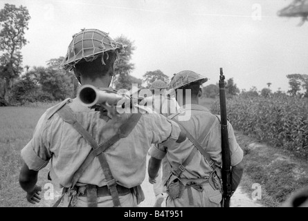 Una vasta area del Pakistan orientale il territorio è sotto il controllo del Bangladesh combattenti per la libertà. Queste foto sono state scattate di pattuglia con un'unità operativa il cui campo è nella giungla appena dentro il confine indiano.;la nostra immagine mostra: soldati del BFF di pattuglia in Pakistan Orientale Foto Stock