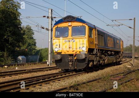 Classe 66 66716 locomotiva diesel denominata 'Willsden Traincare centro' running light @ motore Potteric Carr Doncaster Foto Stock