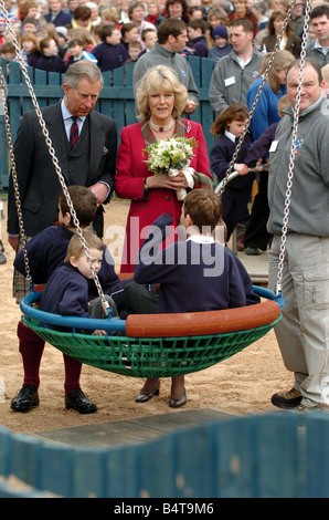 Carlo e Camilla aperto il nuovo parco giochi per bambini a Ballater Scozia Aprile 2005 2000s il Principe di Galles Duchessa di Cornovaglia Foto Stock