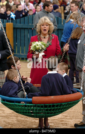 Carlo e Camilla aperto il nuovo parco giochi per bambini a Ballater Scozia Aprile 2005 2000s il Principe di Galles Duchessa di Cornovaglia Foto Stock