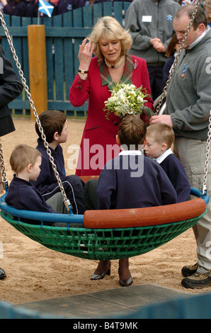 Carlo e Camilla aperto il nuovo parco giochi per bambini a Ballater Scozia Aprile 2005 2000s il Principe di Galles Duchessa di Cornovaglia Foto Stock