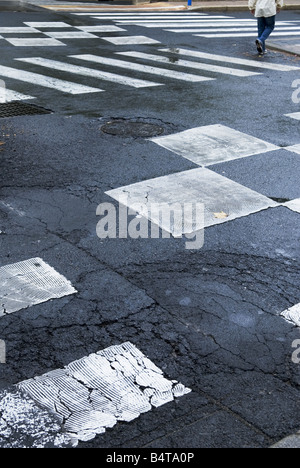 Guardando verso il basso dal complesso della segnaletica stradale con qualcuno a piedi attraverso di esse Foto Stock