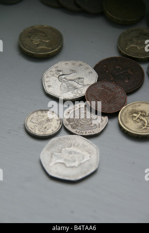 Sterlina inglese delle monete in valuta sulla tavola UK Foto Stock