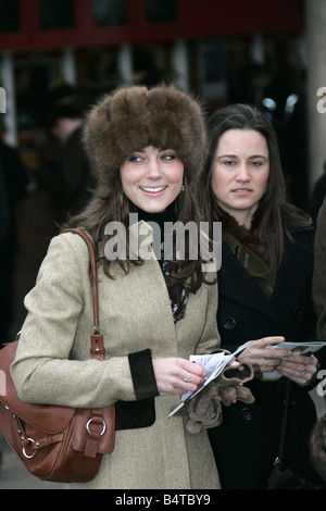 Il principe Williams fidanzata Kate Middleton visto qui che arrivano al festival di Cheltenham su Gold Cup giorno Royalty cappello di pelliccia cappotto Beige borsa a mano sorridente 2000s shinereview2006 Foto Stock