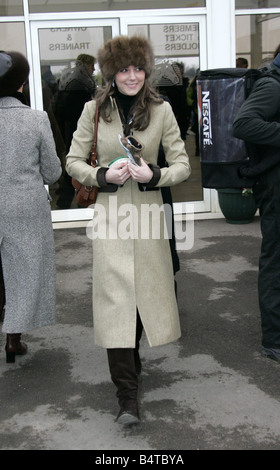 Il principe Williams fidanzata Kate Middleton visto qui che arrivano al festival di Cheltenham su Gold Cup giorno Royalty cappello di pelliccia cappotto Beige borsa a mano sorridente 2000s shinereview2006 Foto Stock