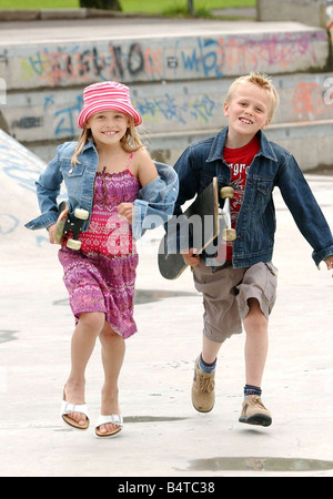 Skateboard Kids Fashion Giugno 2005 modelli Kyle e Kirsty indossando abiti camicia denim hat Foto Stock