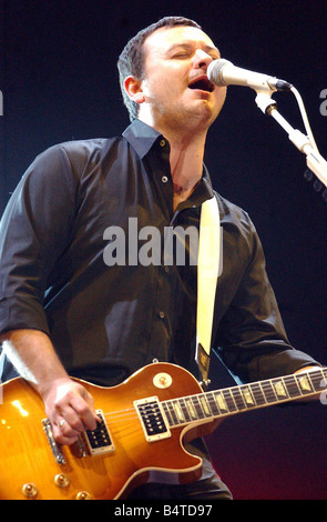 James Dean Bradfield cantante con l'manic street predicatori nella foto durante il concerto di solidarietà per lo Tsunami presso il Millennium Stadium il 22 gennaio 2005 Foto Stock