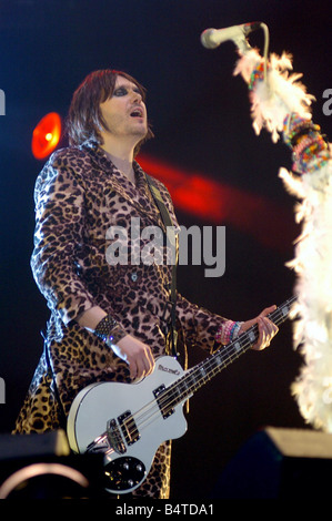 Nicky filo bassista con il manic street predicatori nella foto durante il concerto di solidarietà per lo Tsunami presso il Millennium Stadium il 22 gennaio 2005 Foto Stock