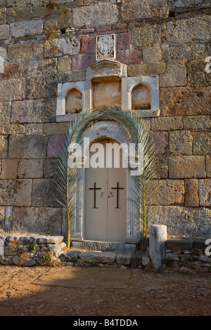 Porta di Agios Spiridon chiesa nel complesso Troupakis della Città Vecchia Kardamyli Kardamili Peloponneso Grecia Foto Stock