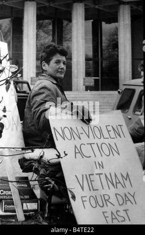Attivista pacifista Pat Arrowsmith su una quattro giorni di digiuno in maniera non violenta manifestazione di protesta contro la guerra del Vietnam seduto fuori l'AMBASCIATA DEGLI STATI UNITI a Grosvenor Square Londra Marzo 1968 Foto Stock