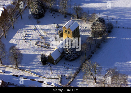 Meteo neve Dec 2000 scene di neve su henley e l'area Fingest chiesa con il suo tetto twin Foto Stock