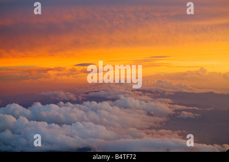Un tempestoso tramonto visto da Labano Rata su pendenze superiori di Mt Kinabalu Sabah Malaysia Foto Stock