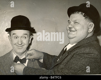 Laurel Hardy commedia duo Stan Laurel e Oliver Hardy espressioni tipiche di Laurel e Hardy nel loro spogliatoio presso l impero di Newcastle Foto Stock