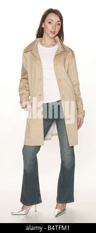 Le guerre del negozio di abbigliamento di moda includono 2004 Sono Marks & Spencer prezzo se stessi al di fuori del mercato 3Style confronta M S gamma se abbigliamento con Primark modello Studio Pix PRIMARK MAC 15 Foto Stock