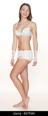 Le guerre del negozio di abbigliamento di moda includono 2004 Sono Marks & Spencer prezzo se stessi al di fuori del mercato 3Style confronta M S gamma se abbigliamento con Primark modello Studio Pix M S reggiseno 15 mutandine 5 Foto Stock