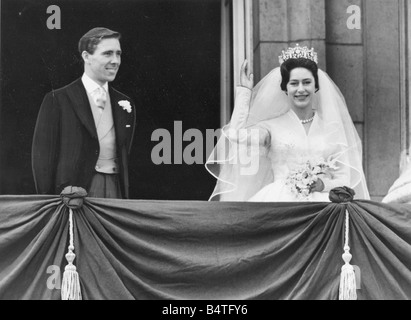 La felice sposa e lo sposo la principessa Margaret e Tony Amstrong Jones più tardi Lord Snowdon sul balcone di Buckingham Palace dopo il ritorno da Westminister Abbey dopo la cerimonia di nozze Foto Stock