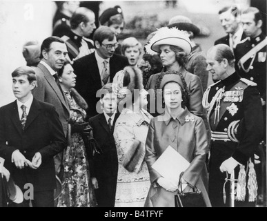 Il matrimonio della Principessa Anna e Capt Mark Phillips all Abbazia Westinster 14 novembre 1973 la famiglia reale rilassarsi e parlare con ciascun altro dopo la cerimonia Foto Stock