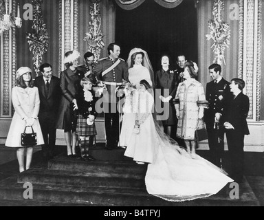 Il matrimonio della Principessa Anna e Capt Mark Phillips all Abbazia Westinster 14 novembre 1973 la famiglia posano per una fotografia da sinistra a destra Miss Sarah Phillips Signor Peter Phillips ra Ann Phillips Capt Eric motivi Miglior uomo Prince Edward Contrassegno phillips Princess Anne signora Sarah ARmstrong Jones la regina del Duca di Edimburgo la Regina madre il Principe del Galles e del principe Andrew Foto Stock