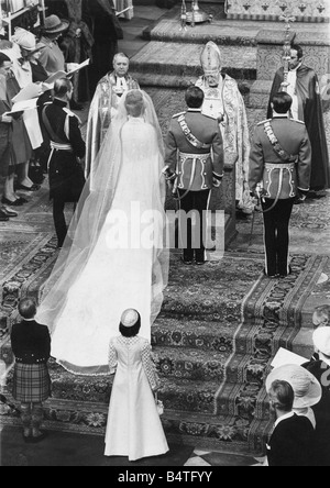 Il matrimonio della Principessa Anna e Capt Mark Phillips all Abbazia Westinster 14 novembre 1973 la coppia alla modifica Foto Stock