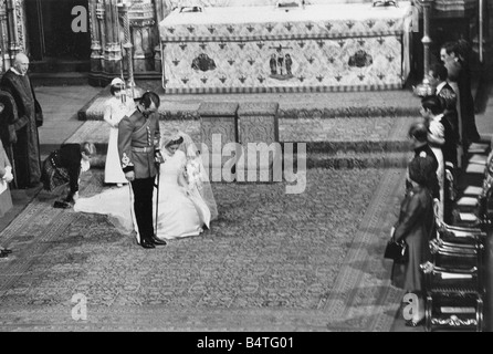 Il matrimonio della Principessa Anna e Capt Mark Phillips all Abbazia Westinster 14 novembre 1973 Princess Anne curtseys per la Regina e lo Sposo archi Foto Stock