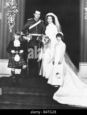 Il matrimonio della Principessa Anna e Capt Mark Phillips all Abbazia Westinster 14 Novembre 1973 La coppia felice con il principe Andréj e Lady Sarah Armstrong Jones Foto Stock