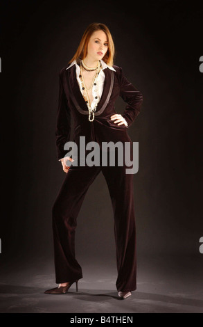 Daily Record Fashion Tuxedo suit Novembre 2004 modello Gillian vestita di nero abito di velluto Foto Stock