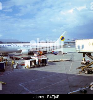 Aeroplano ucraino Aerosvit sul asfalto all'Aeroporto Lester Pearson, Toronto, Canada Foto Stock