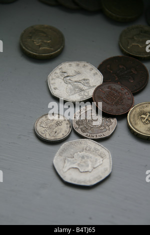 Sterlina inglese delle monete in valuta sulla tavola UK Foto Stock