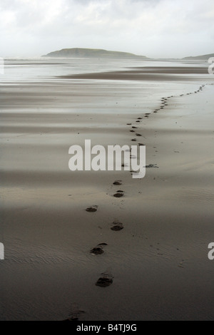 Impronte sulla spiaggia Rhossili Gower Wales UK Foto Stock