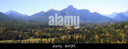 Vista panoramica dal Villaggio di Kananaskis rim trail, Alberta Foto Stock