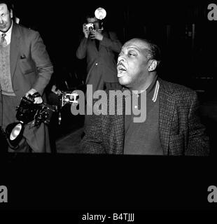 Count Basie Jazz Pianist Apr 1957 un photocall presso la Royal Festival Hall Count Basie che è appena arrivato da Chicago STATI UNITI D'AMERICA Foto Stock