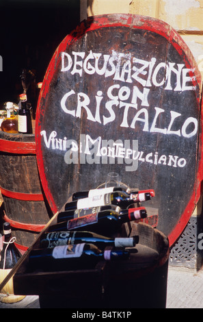 Degustazione di vino segno, Montepulciano in provincia di Siena, Toscana, Italia Foto Stock