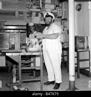 Petty Officer Alexander reid un cuoco a bordo HMS Ark Royal visto in cucina come la portaerei arriva a Plymouth dal lontano oriente giugno 1966 Mirrorpix Foto Stock