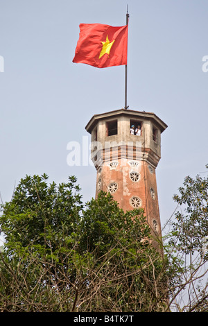 Torre di bandiera Museo di Storia Militare Hanoi Vietnam Foto Stock