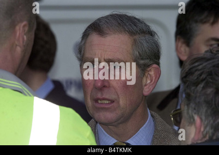 Il principe Charles ispeziona Carlisle dei danni provocati dalle inondazioni come la vita inizia tornando alla normalità come residenti del conteggio del costo thir calvario da acqua abbigliamento Royalty a piena lunghezza ricoprire acqua di inondazione connessi mobili disastro naturale Gennaio 2005 2000s Mirrorpix Foto Stock