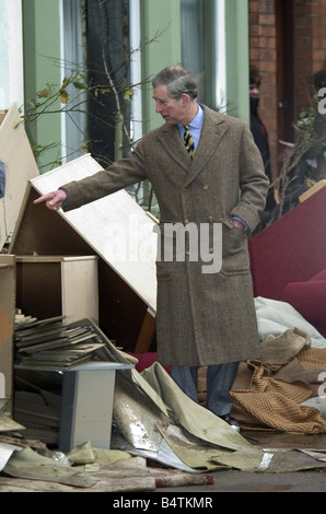 Il principe Charles ispeziona Carlisle dei danni provocati dalle inondazioni come la vita inizia tornando alla normalità come residenti del conteggio del costo thir calvario da acqua di royalty abbigliamento di puntamento a piena lunghezza ricoprire acqua di inondazione connessi mobili disastro naturale Gennaio 2005 2000s Mirrorpix Foto Stock