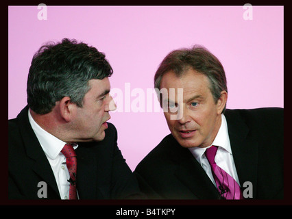 Il 6 aprile a Londra U K il primo ministro Tony Blair ha iniziato la campagna per un terzo termine oggi la focalizzazione sul suo ottavo anno record in ufficio mentre l opposizione del Partito conservatore gli elettori hanno messo in dubbio la capacità di fiducia parlando del governo in Parlamento per l'ultima volta prima di elettori si recheranno alle urne il 5 maggio Blair ha detto il governo laburista ha tenuto verso il basso dei tassi di interesse e il tasso di disoccupazione leader conservatore Michael Howard detto Blair ha rotto la sua promessa di mantenere un coperchio su tasse chiedendo il motivo per cui la gente dovrebbe mai credere loro di nuovo Blair e Brown poi ha partecipato ad una conferenza stampa a Londra Foto Ian Vogler Foto Stock