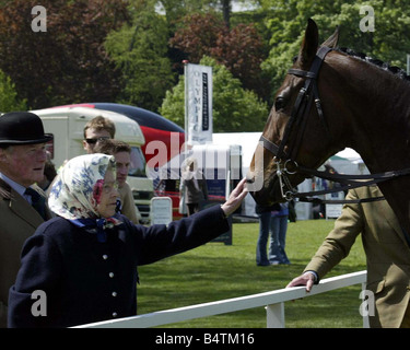 Sua Maestà la Regina Elisabetta II ha visitato il Royal Windsor Horse Show nel parco del Castello di Windsor la regina aveva un aborigeno e guardato il suo cavallo di eseguire nell'anello di capo di abbigliamento sciarpa sorridente Maggio 2005 2000 s Mirrorpix Foto Stock