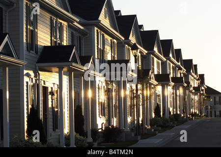 Case a schiera in una fila brillano al tramonto London Ontario Canada Foto Stock