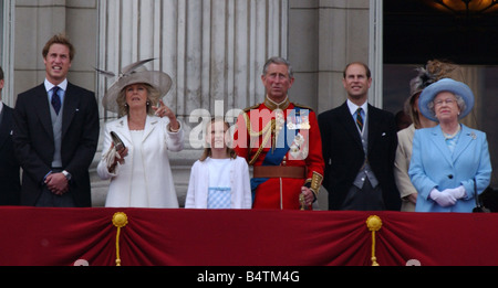 Trooping del colore Giugno 2005 L R il principe William del Galles Camilla Duchessa di Cornovaglia Ella di età compresa tra i 9 Figlia di Lord Ivar Mountbatten il Principe Carlo Principe di Galles indossa rosso uniforme militare Prince Edward e di sua moglie Sophie precedentemente Rhys Jones oscurate dalla regina HRH Queen Elizabeth II indossando matching turchese hat e tuta con guanti bianchi 2000s mirrorpix Foto Stock