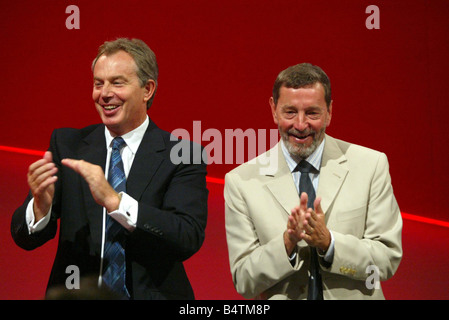 Labour Party Conference a Brighton Settembre 2005 Segretario di Stato per il lavoro e le pensioni David Blunkett con il Primo Ministro Tony Blair dopo aver dato il suo discorso Foto Stock