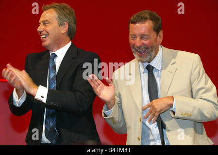 Labour Party Conference a Brighton Settembre 2005 Segretario di Stato per il lavoro e le pensioni David Blunkett con il Primo Ministro Tony Blair dopo aver dato il suo discorso Foto Stock