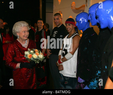 Royal Variety Show 2005 Cardiff HM Queen Elizabeth II soddisfa gli esecutori del back stage dopo lo spettacolo Queens incontra il gruppo Blueman Foto Stock