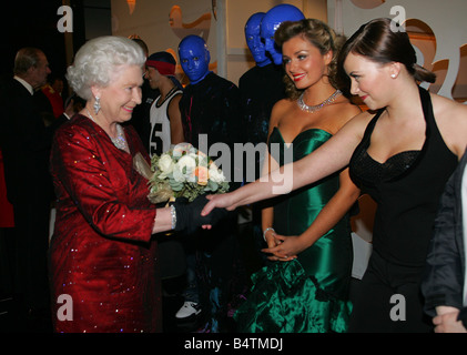 Royal Variety Show 2005 Cardiff HM Queen Elizabeth II soddisfa gli esecutori del back stage dopo lo spettacolo incontra Queen Charlotte Church e Katherine Jenkins Novembre 2005 2000s Mirrorpix Foto Stock