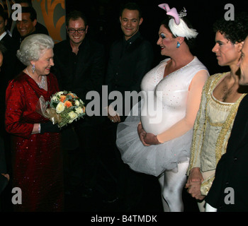 Royal Variety Show 2005 Cardiff HM Queen Elizabeth II soddisfa gli esecutori del back stage dopo lo spettacolo Novembre 2005 2000s Mirrorpix Foto Stock