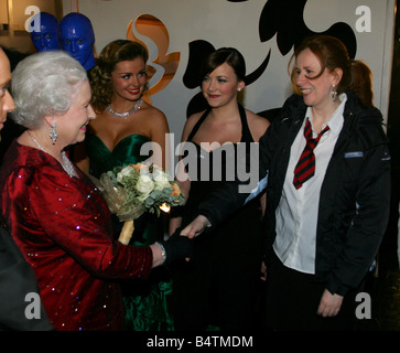 Royal Variety Show 2005 Cardiff HM Queen Elizabeth II soddisfa gli esecutori del back stage dopo la mostra Charlotte Church Katherine Jenkins e Catherine Tate Novembre 2005 2000s Mirrorpix Foto Stock