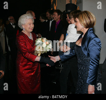 Sharon Osbourne incontra la Regina Elisabetta II back stage dopo il Royal Show di varietà 2005 a Cardiff anche nella foto sono Cliff Richard e Slash Novembre 2005 Foto Stock