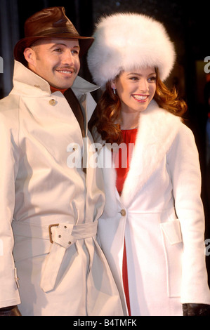 Kelly Brook Dicembre 2005 in corrispondenza della apertura di Harrods winter sales l'attrice e modello aperto questo anno s vendite in Knightsbridge con il suo partner attore Billy Zane Foto Stock