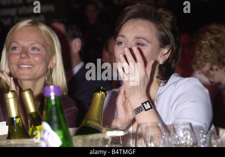 Lo specchio di orgoglio della Gran Bretagna Aprile 2001 Cherie Blair moglie del Primo Ministro Tony Blair seduta cantante Geri Halliwell al Pride of Britain Awards Foto Stock